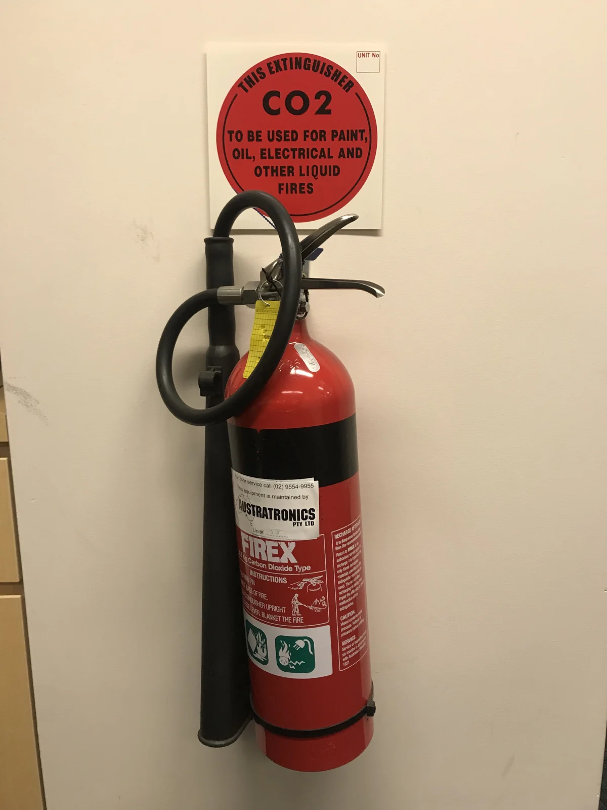 Wall-mounted carbon dioxide fire extinguisher
